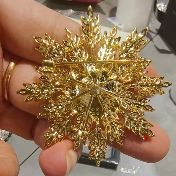 Snowflake Gold Plated Copper Brooch Snowflake Zircon Stone Brooch Pin - Picture 5 of 9